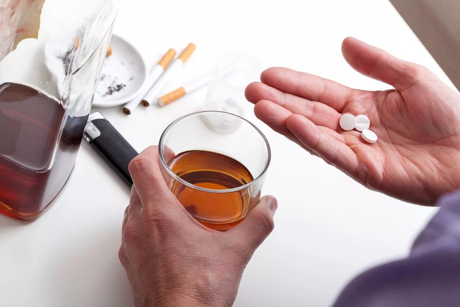 Лекарства пить с антибиотиками. Алкоголь и лекарственные средства. Алкоголь препарат.