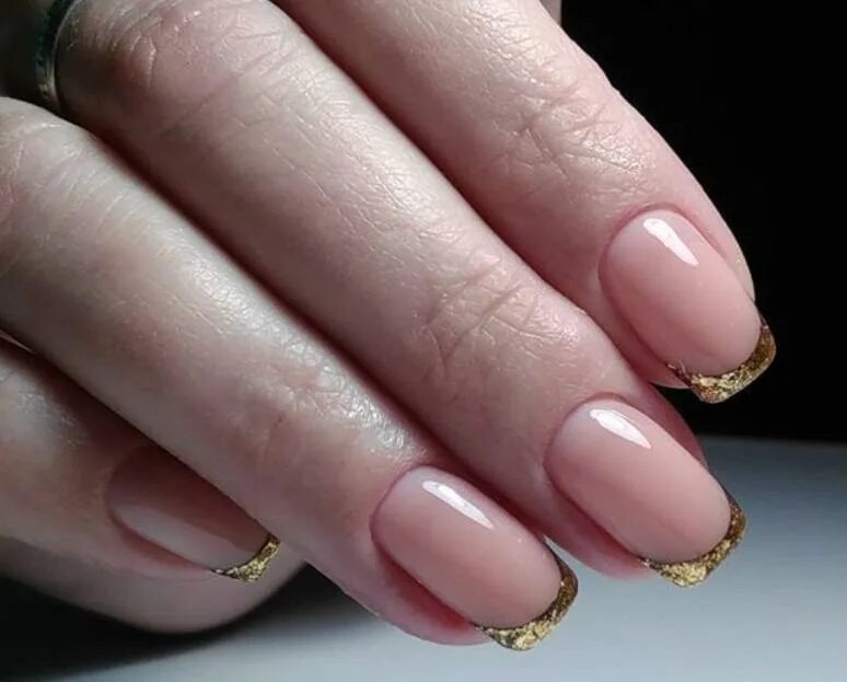 Оригинальный френч. Золотистый френч на ногтях. Френч черный с золотом. Маникюр френч с золотом. Маникюр золотой френч.