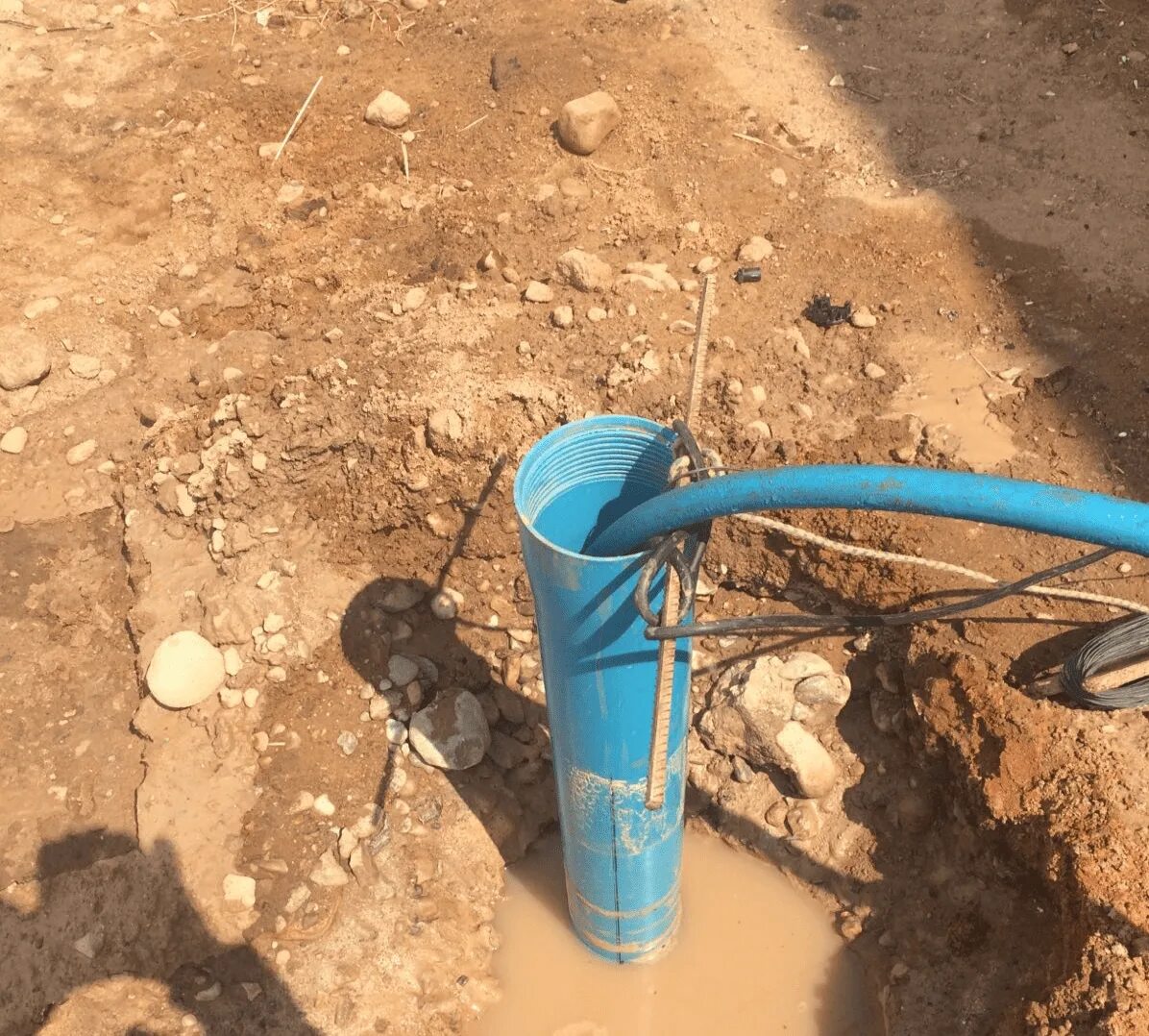Гидробурение скважин. Мгбу тм-80. Скважина на воду на даче. Готовая скважина на участке. Скважина на воду.
