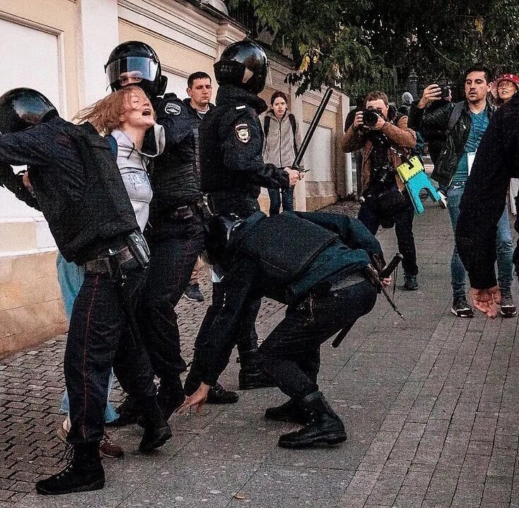 Полиция избивает девушку. Девушки полицейские на митинге. Страх полиции. Митинг парень