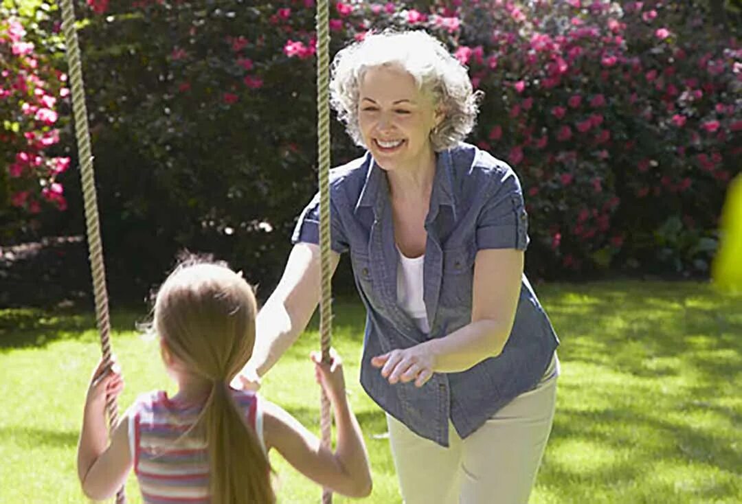 Мамы возросли. Нэн Буш. Walking grandmother. Happy grandma holding Knee.