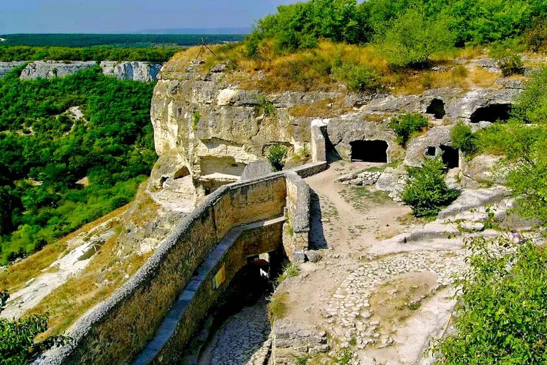 Города в горном крыму. Бахчисарай крепость Чуфут Кале. Бахчисарай пещерный город Чуфут-Кале. Пещерный горд Чуфут калк. Крым.Бахчисарай .пещерный город Чуфут - Кале..