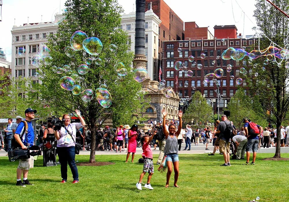 Cleveland public Square архитектура. Лекция на площади города. Public places. Фото лето в городе публика. Public property