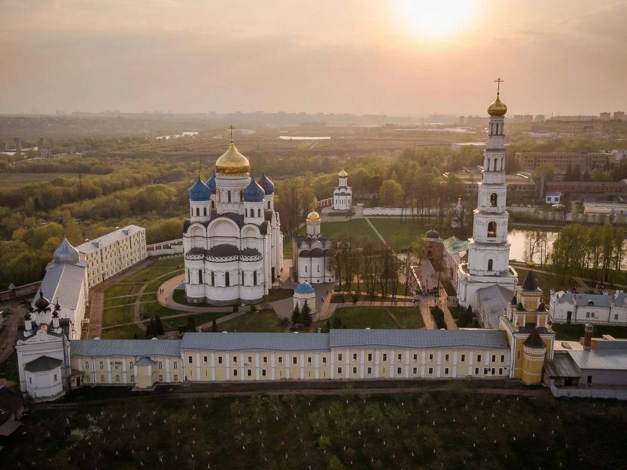 Свято угрешский монастырь. Дзержинский монастырь Николо Угрешский. Монастырь в Дзержинске Николо Угрешский. Город Дзержинский Николо-Угрешский монастырь. Монастырь в Дзержинском Московской.