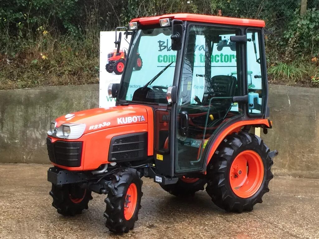 Мини трактор кубота. Kubota минитрактор. Трактор Kubota b2741. Минитрактора Кубота с кабиной. Мини-трактор Kubota b2741s с кабиной.