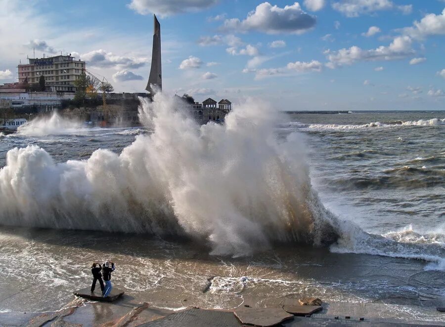 Шторм в Севастополе 2007. Крым шторм Севастополь. Севастополь море шторм. Шторм Севастополь 2008. Страна штормов