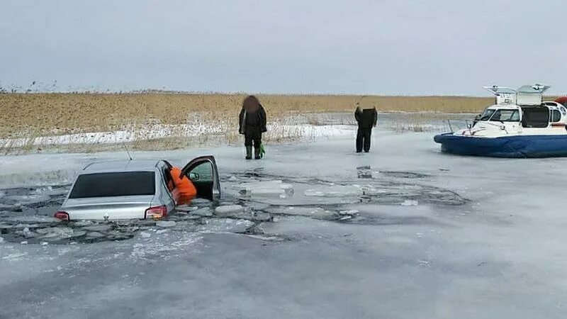 Машины провалившиеся под лед на Ладоге. Лед на Ладоге. Спасатели рыбаков на Ладожского озера. Лед на ладожском озере