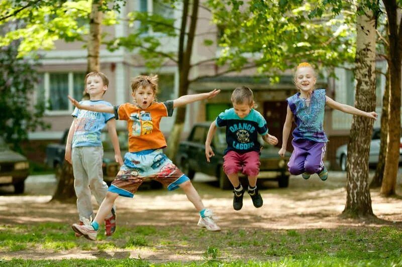 Весел ребятишкам. Дети во дворе. Дети на прогулке. Дети играющие во дворе. Прогулки с малышом.