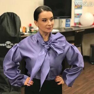 Ведущая занялась