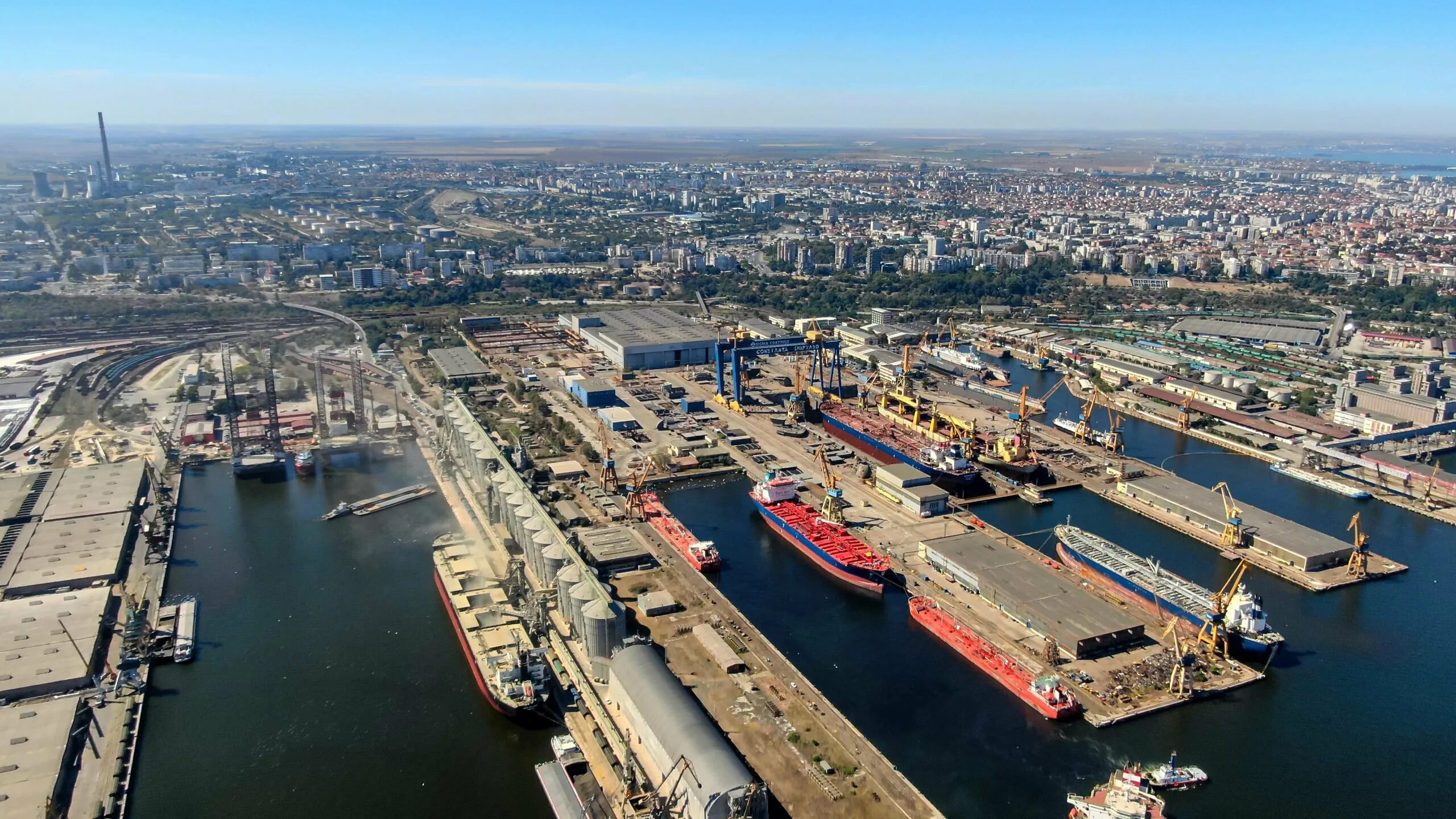 Город порт в алжире. Морской порт Констанца. Морской порт Констанца Румыния. Гутуевский остров порт. Морской порт Алжира.