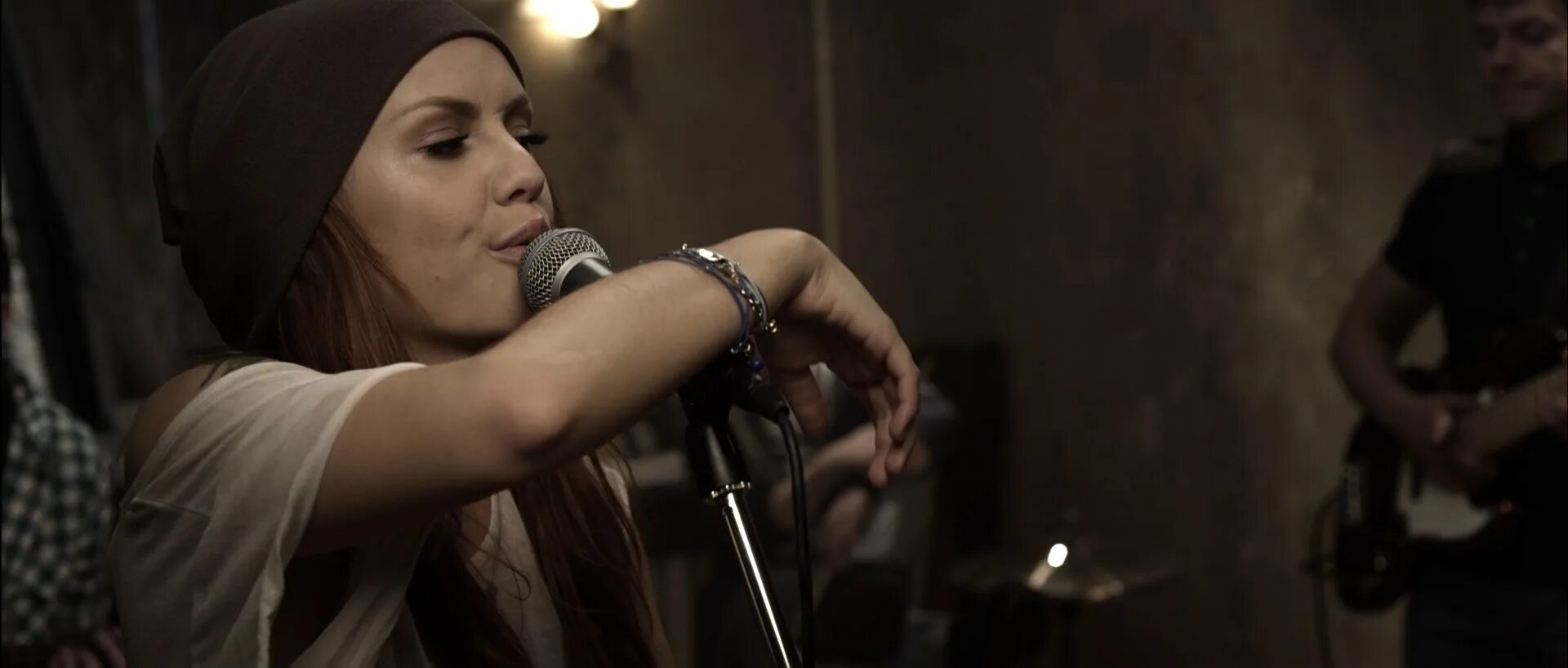 включи клип одинокий. одиночество сука певица. включи клип одинокий. слава одиночество сволочь клип. макsим одиночка.