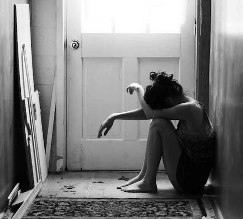 Меня никто не любит а ты у всех спросила. Грустный мужчина. Человек грустит. Депрессивная девушка. Девушка можно за вас заплатить.