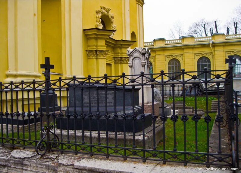 Все могилы в петербурге петропавловская крепость. Петропавловская крепость захоронения. Кладбище в петропавловской крепости спб. Кладбище комендантов петропавловской крепости. Комендантское кладбище.