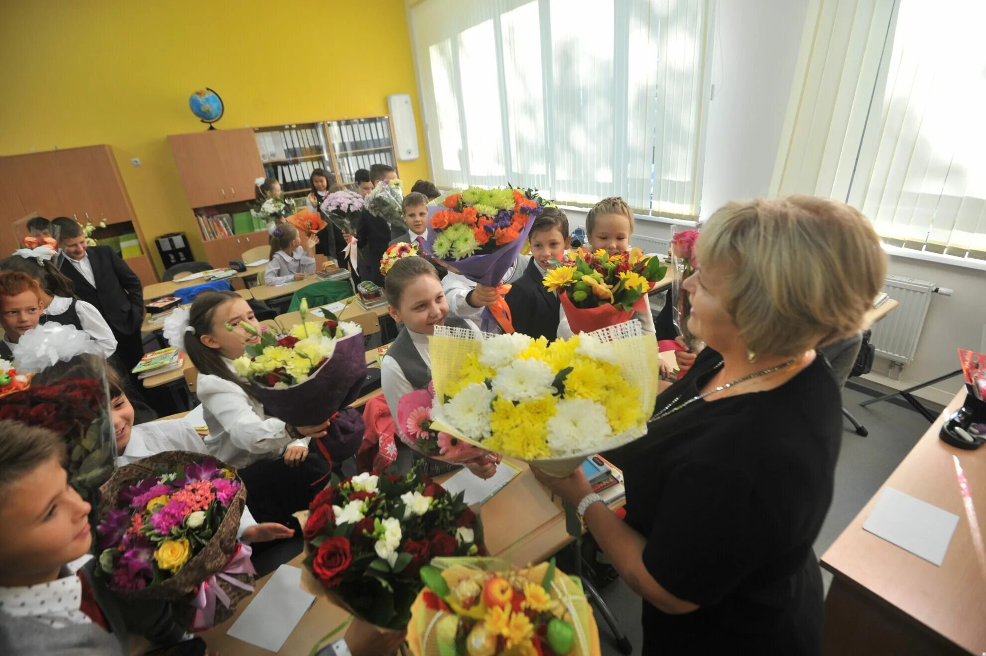 Празднование дня учителя в школе. С праздником день учителя. День учителя в России. Ученики поздравляют учителя. Учителя 5 октября