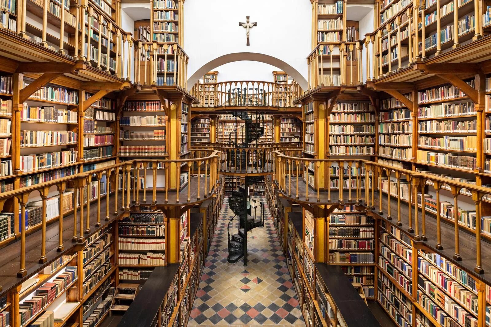 Какая библиотека лучше. Библиотека Лаахского аббатства Святой Марии. Лаахское аббатство Германия библиотека. Библиотека Ватикана снаружи. Библиотека в Лаахском аббатстве св.Марии.