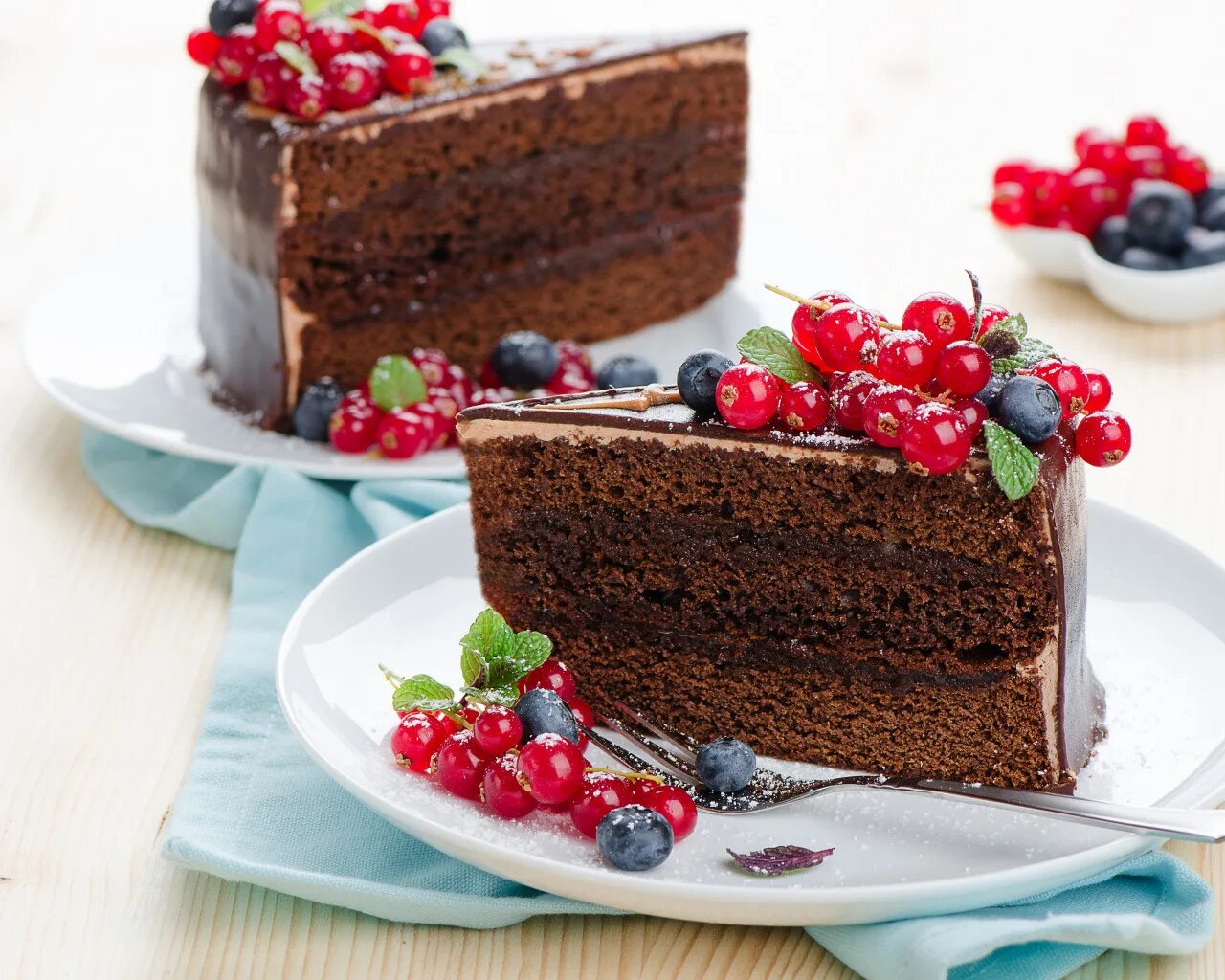 Пирожное 2 шоколада. Кусок торта. Тортики пирожные. Кусок шоколадного торта. Шоколадный торт с ягодами.