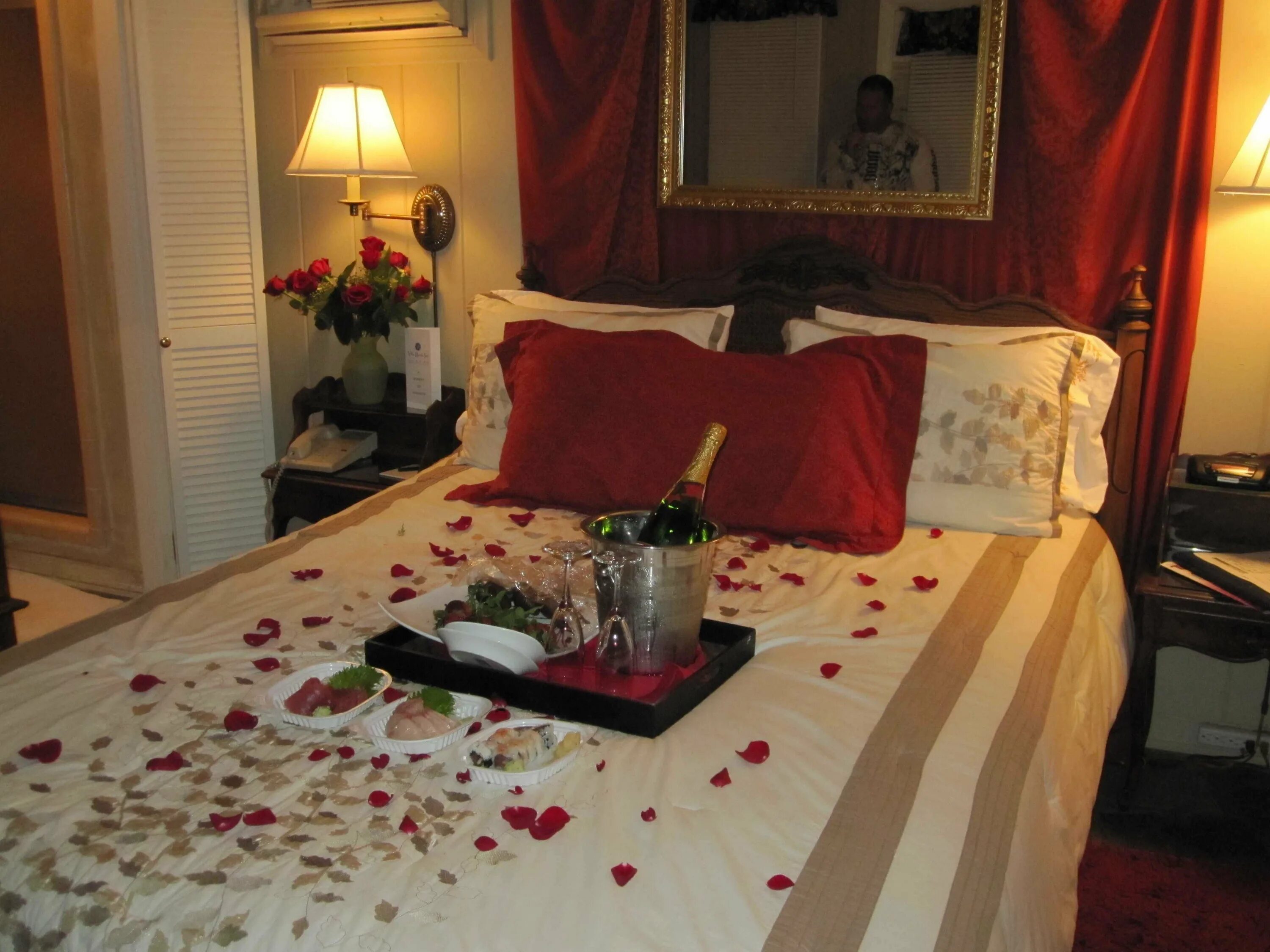 Романтичная постель. Романтическая обстановка. Романтичная кровать. Романтическая спальня. Романтический спальный.