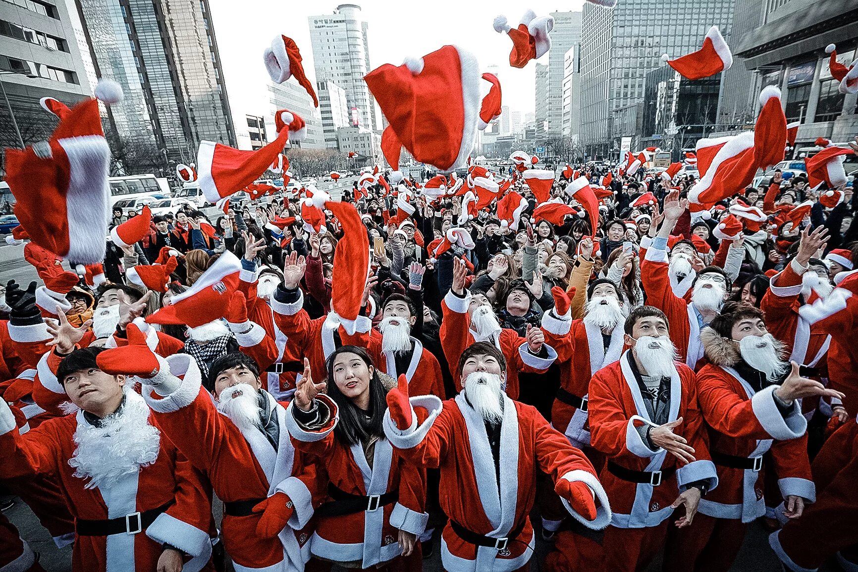 Когда празднуют новый год в корее. Новый год в Южной Корее. Санта Клаус Южной Кореи. Рождество в Корее. Новый год в Корее традиции.