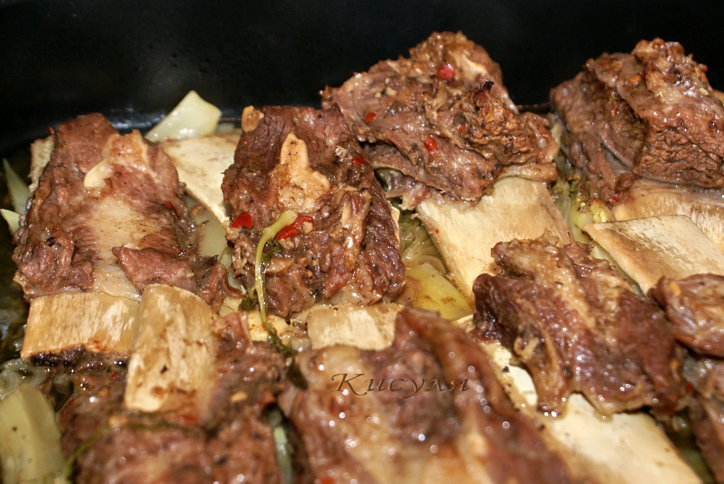Ребра говяжьи в духовке сочно и вкусно. Рёбрышки говяжьи в духовке. ребра говядины в духовке. говядина на ребрышках в духовке. рёбра говядина.
