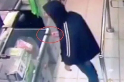 Кассиру угрожают