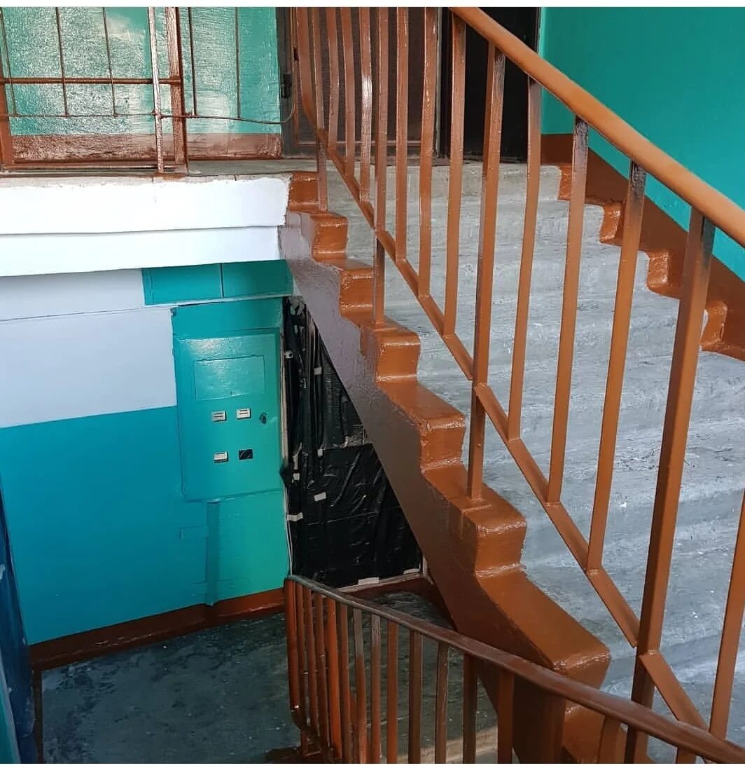 Лестничная площадка хрущевки. Советская 25 подъезд новочебоксарск. 5 подъездов дом. Подъезд в частном доме. Подъезд хрущевки.