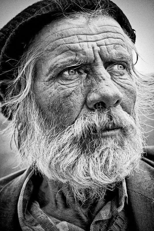 Старый мужчина лицо. Старик. Лицо старика. Фотопортреты пожилых мужчин. Старик чб.