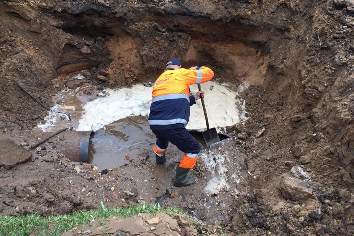 Водоканал отключили воду. Прорыв водопровода. Прорыв трубы Водоканал. Авария Водоканал. Тверь прорыв водопровода.