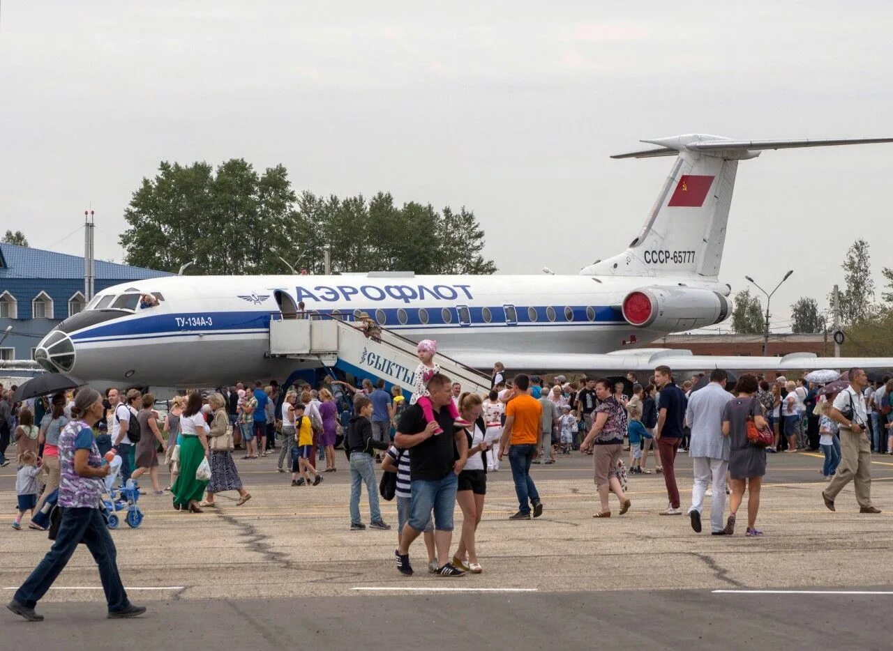 Ту-134 Сыктывкар. Сыктывкар самолет ту 134 ЮТЭЙР. Ту 134 65777. Аэропорт Сыктывкар самолеты.