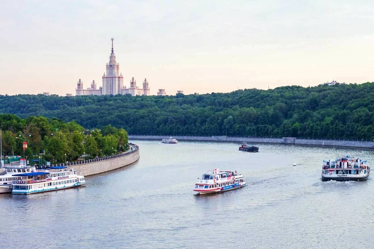 Москва река читать краткое. Реки Москвы. Москва река в Москве. Побережье Москвы реки. Речная прогулка.