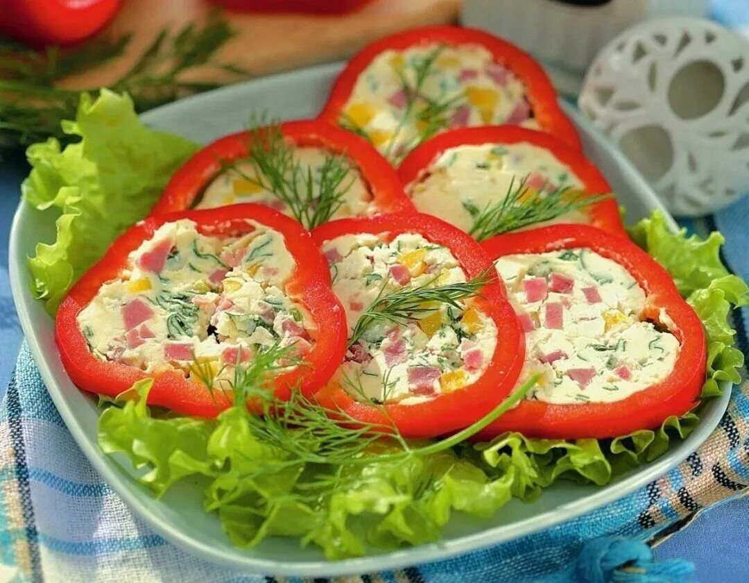 простое оригинальное блюдо. красивые закуски на праздничный стол. шампиньоны фаршированные шампиньоны фаршированные. фаршированные помидоры черри капрезе. простое оригинальное блюдо.