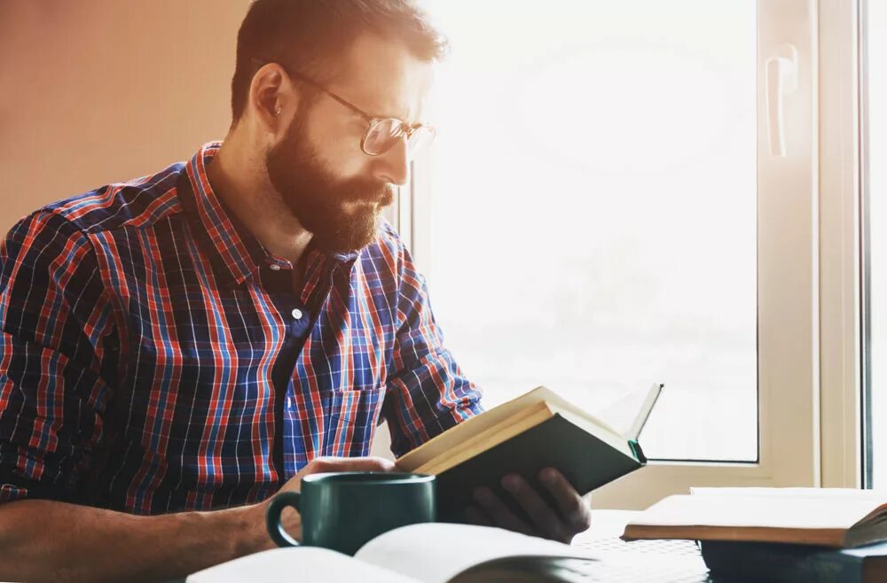 Person read a book. Парень с книгой. О людях и книгах. Мужчина читает. Читатель с книгой.