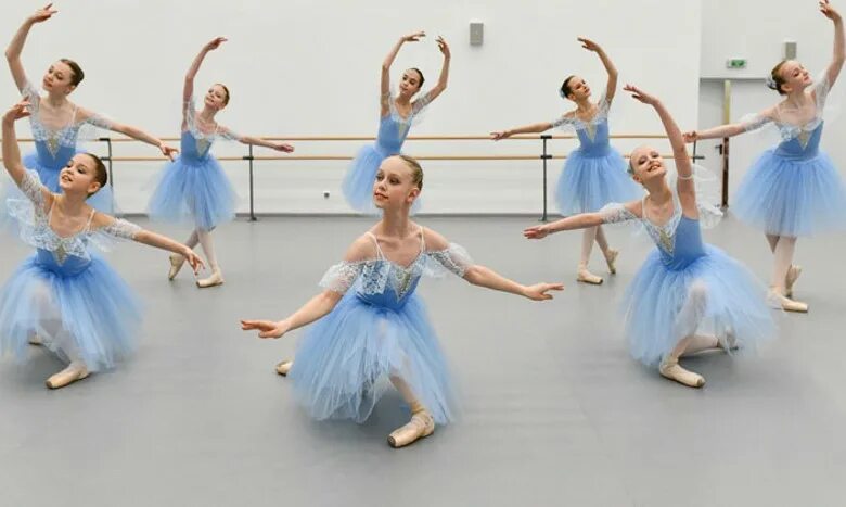 урок классического танца экзерсис. балетная студия шене. детская школа классического танца г киров. хореография. занятия в балетной школе.
