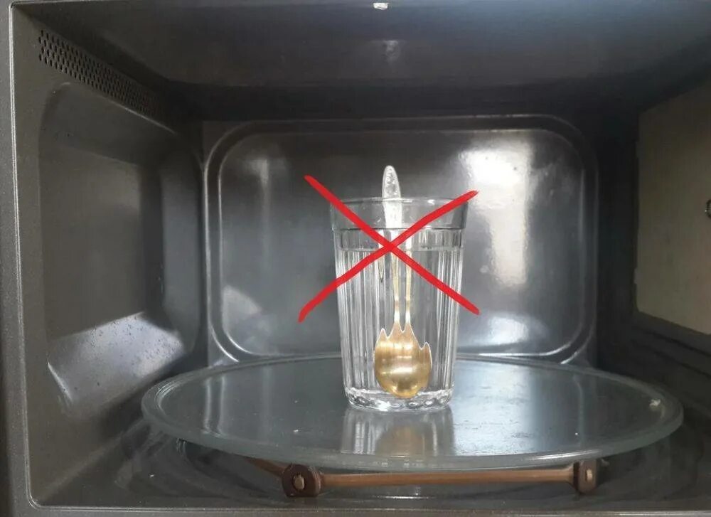 Можно ли в микроволновке железную посуду. Металлическая тарелка в микроволновку. металлическая посуда в микроволновке. стальная посуда в микроволновке. металлические предметы в микроволновке.