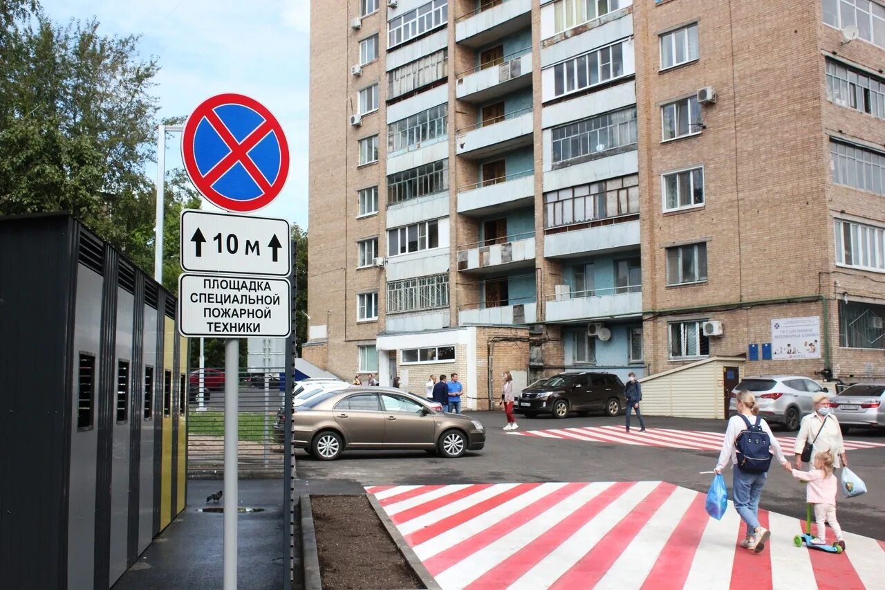 В москве остановка запрещена. Стоянка для пожарной техники во дворах. Разметка для пожарной техники во дворах. Парковка пожарной техники. Стоянка на разметке для пожарной техники во дворах.