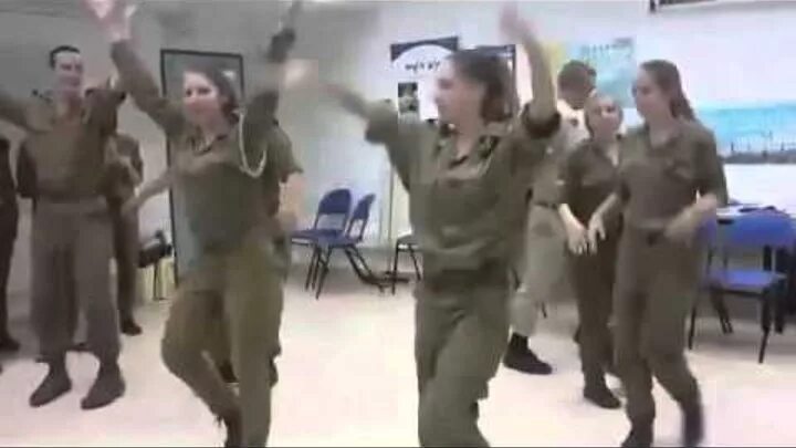 Где солдат танцует. Солдаты Израиля танцуют. Солдаты танцуют в армии. Танец солдата. Потанцуем армия танцует танцы в армии.