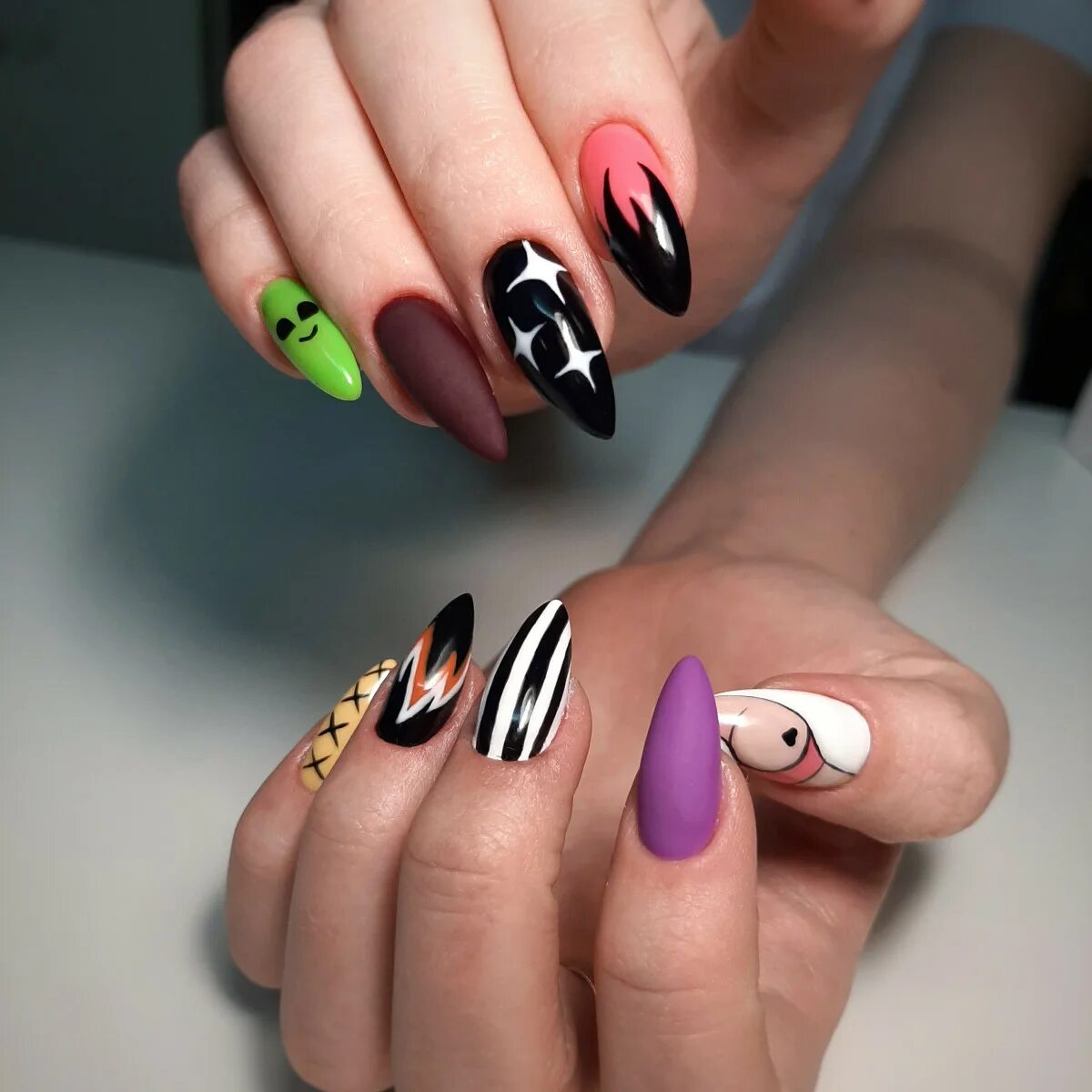 Оригинальные ногти. Маникюр с надписями. Ногти молодежные. Ногти красивые молодежные. Разноцветный матовый маникюр.