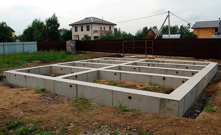 Ленточный фундамент воронеж. Фундамент. дом с фундаментом. готовый фундамент. готовый ленточный фундамент.
