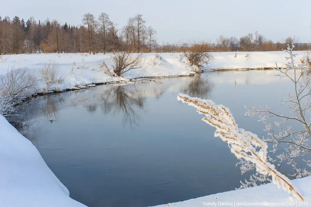 Какая речка холодно. Река Вазуза зимой. Река тура Туринск. Зимняя река Руза. Незамерзающая река зимой.