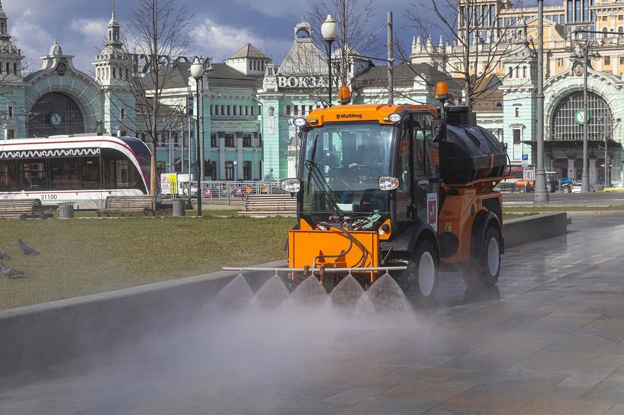 Примыкающий припаркованные. Промывка дорог в Москве. Московские дороги промоют шампунем. Промывка дорог с шампунем. В Москве моют улицы шампунем.