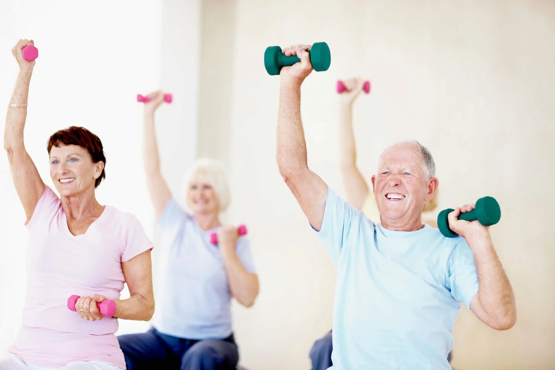 Фитнес для пожилых. Упражнения для пенсионеров. Физкультура для пожилых. Пенсионеры занимаются спортом в зале.