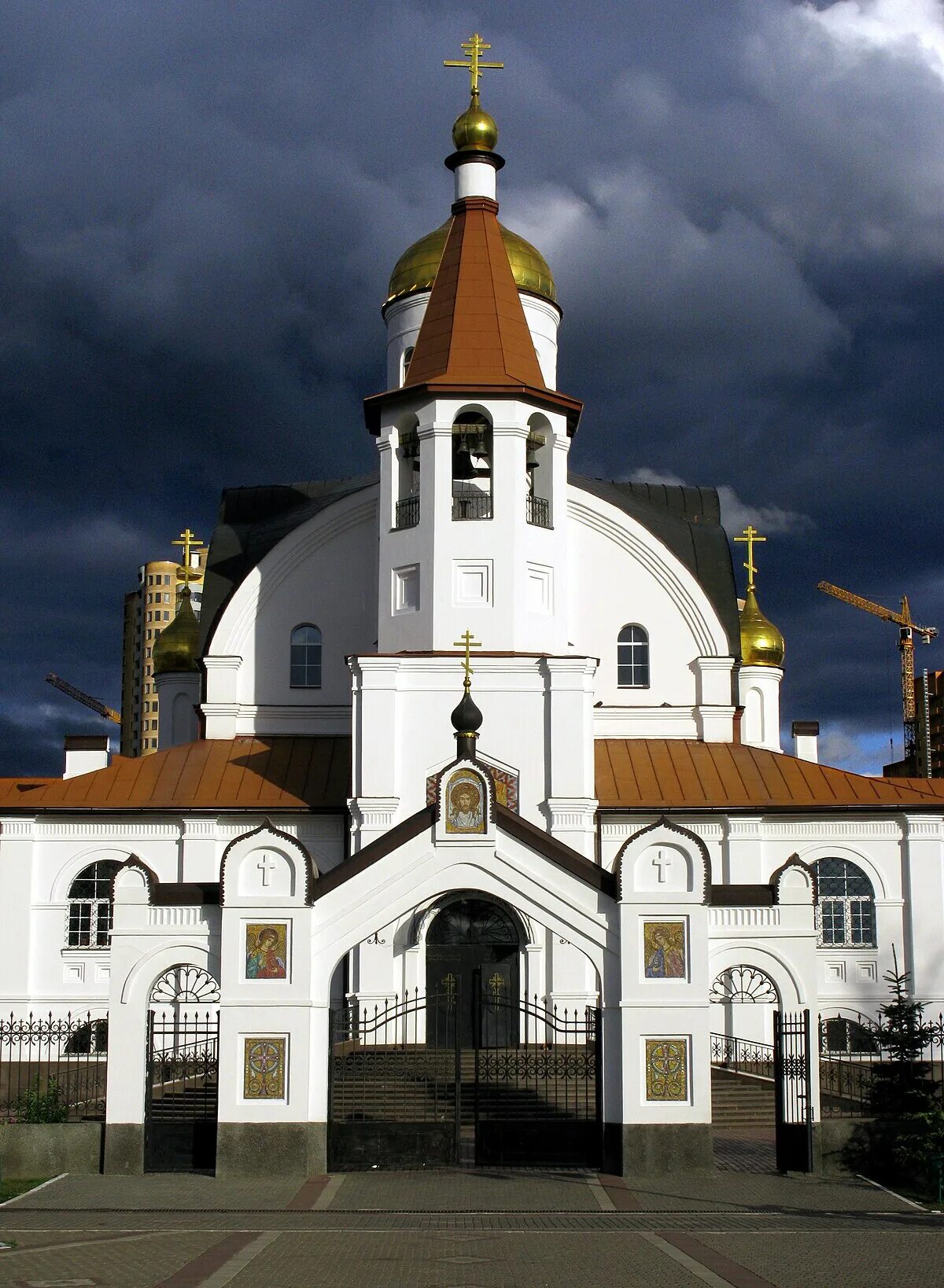 Храм казанской иконы божией матери в реутове. Реутовский храм Казанской Божьей. Церковь Казанской иконы Божией матери Реутов. Храм Троицы Живоначальной Реутов. Реутов храм Троицкий храм.