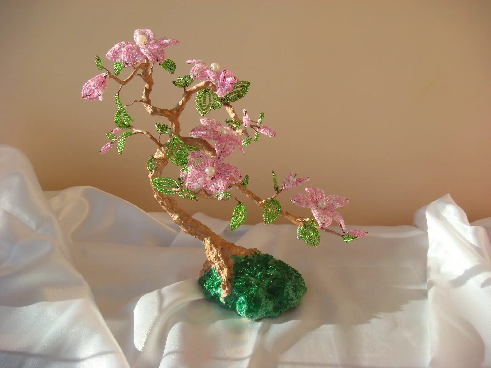 Бисерный бонсай. Бисероплетение деревья. Бисероплетение цветущие деревья. Бисерное дерево вишня. Бисероплетение деревья.