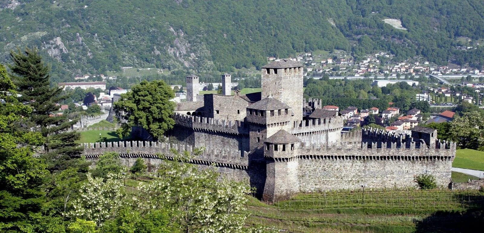 Крепость время работы. Замок Монтебелло Швейцария. Замки Беллинцоны в Швейцарии. Замок Монтебелло (Castello di Montebello)..