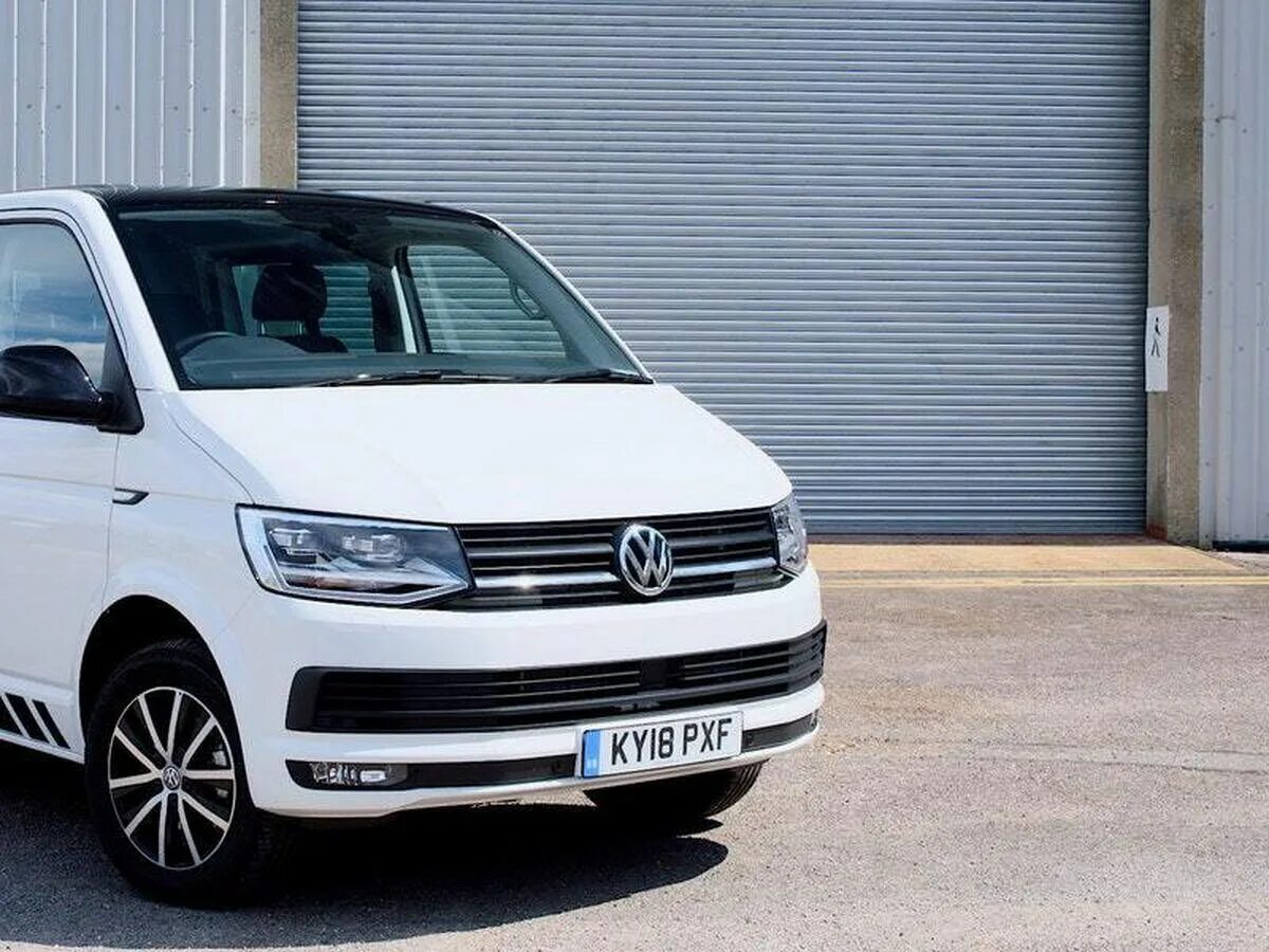 Vw california 2022. Микроавтобус фольксваген т6. Фольксваген транспортер коричневый. Фольксваген транспортер 5. Volkswagen transporter t5 рестайлинг.