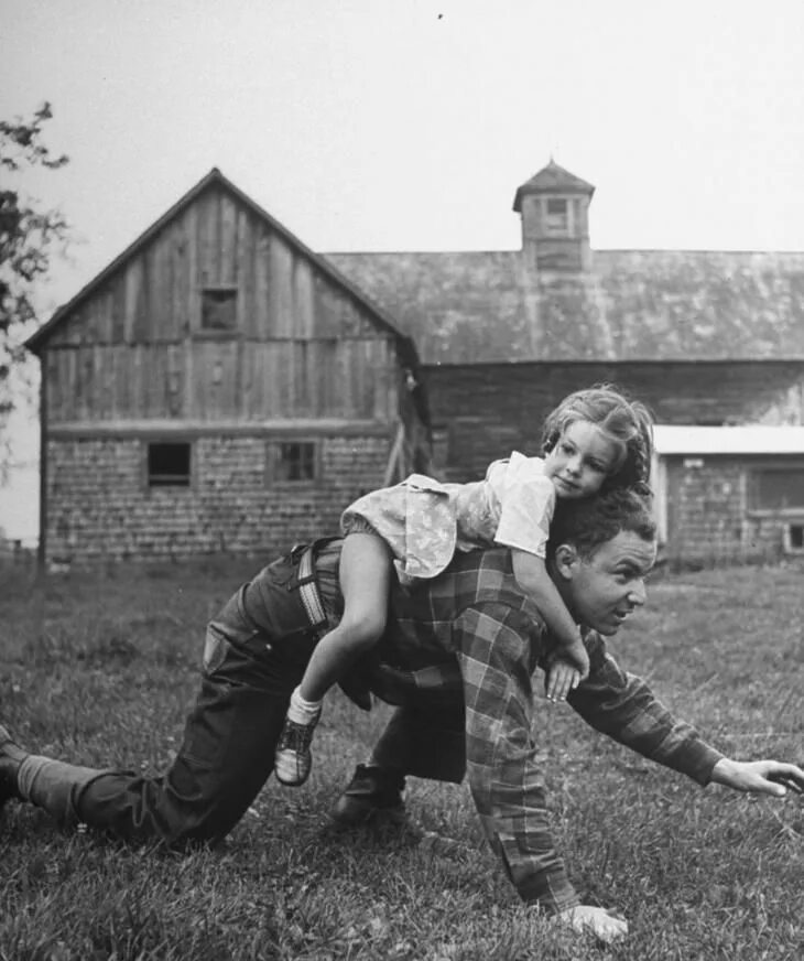 Дети с родителями советские. Счастливое детство. Трогательные картинки. Dad forced daughter