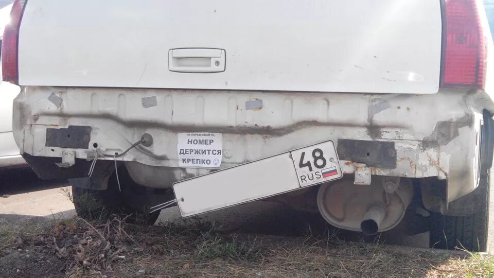 Р777сн77. Рамка на номер ford explorer 5. Висит номер. Висит номер. Прибитые номера машины.