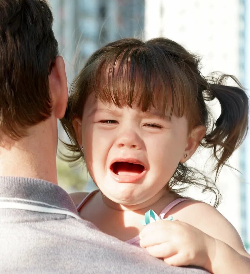 Беспокойный сон у ребенка. Мальчик спит. Ребенок плачет в икее. Капризный ребенок. Капризы ребенка.