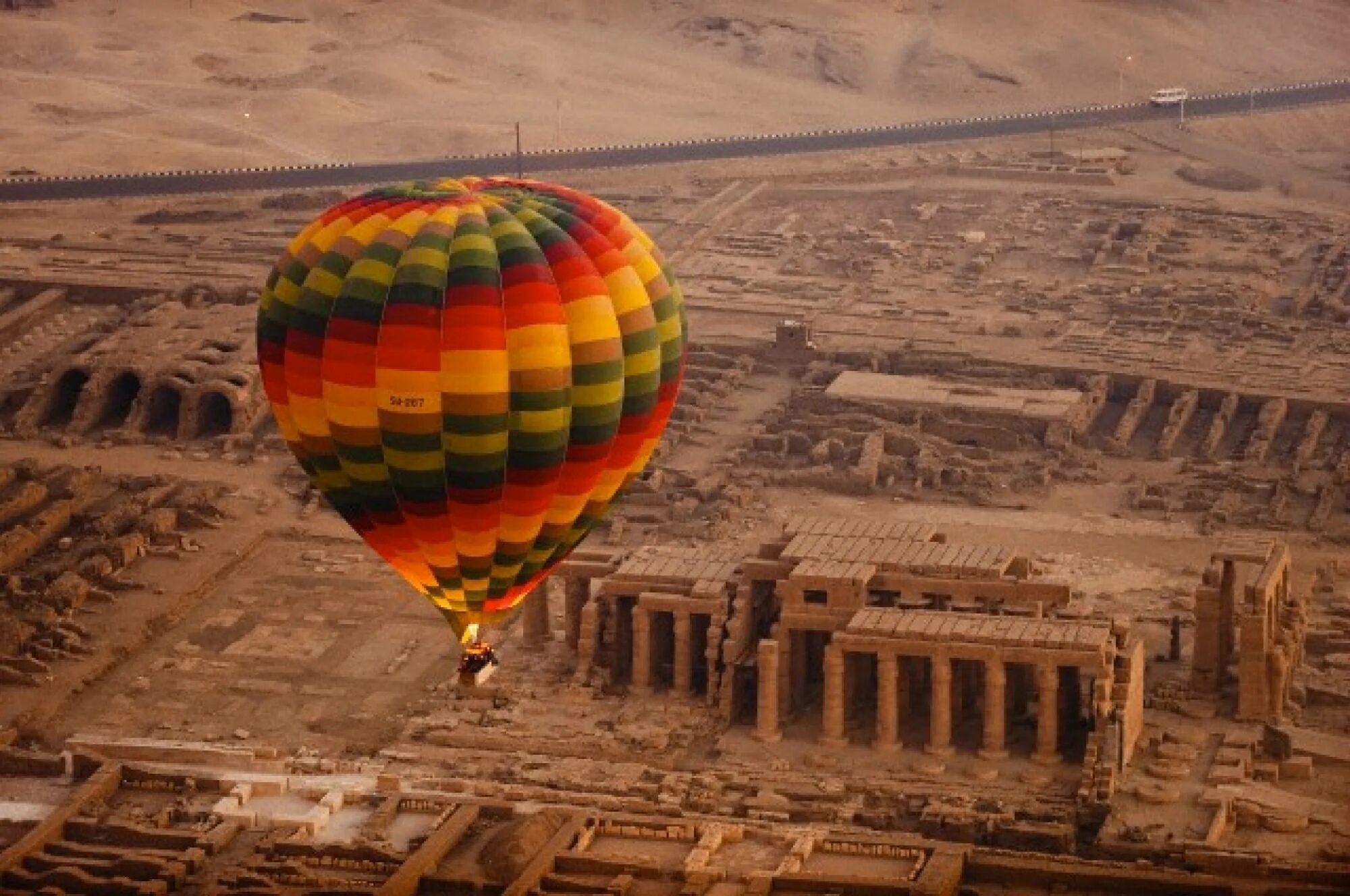 Шар в шаре время полета. Полет на воздушном шаре в Луксоре. Луксор Египет воздушные шары. Люксор воздушный шар.