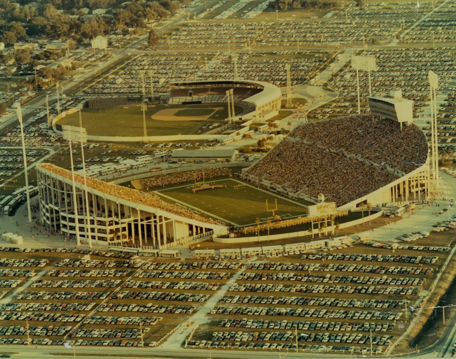 Стадионы америки. Tampa FL стадион. Стадион Shea. Shea Stadium вместимость. Цинциннати, США стадион: нипперт.