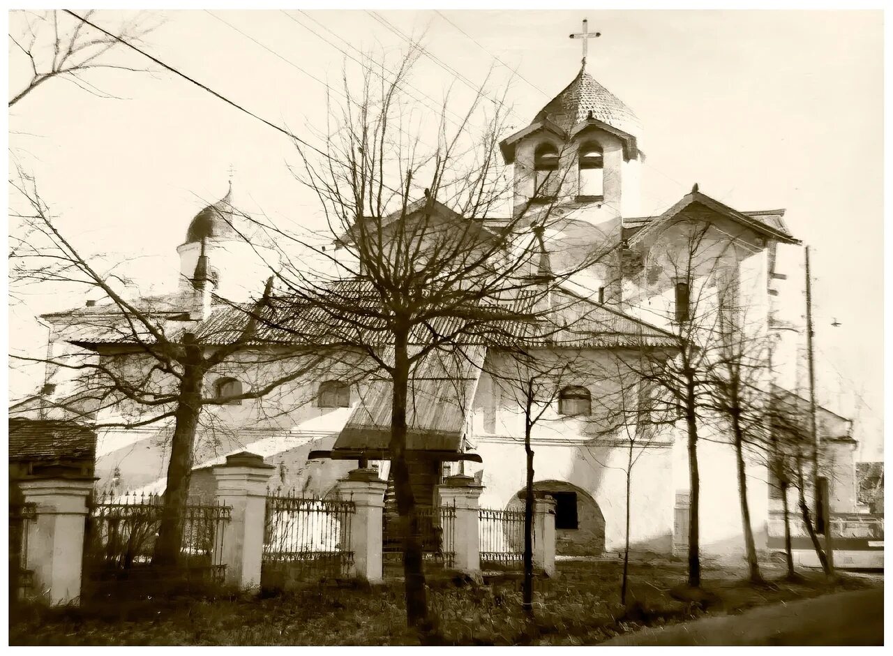 Первые це. Никольская Церковь Бобыли. Храм на Никольской белый. Церковь жен мироносиц на Ордынке фото. Великий Новгород прошлое в фотографии.